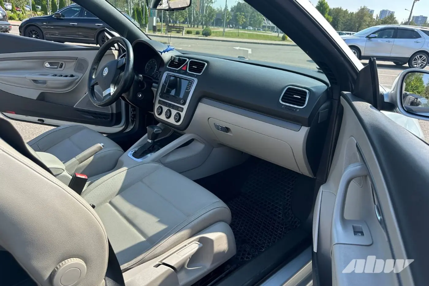 «Она рассчитана на комфорт водителя»: мнение владельца кабриолета Volkswagen Eos