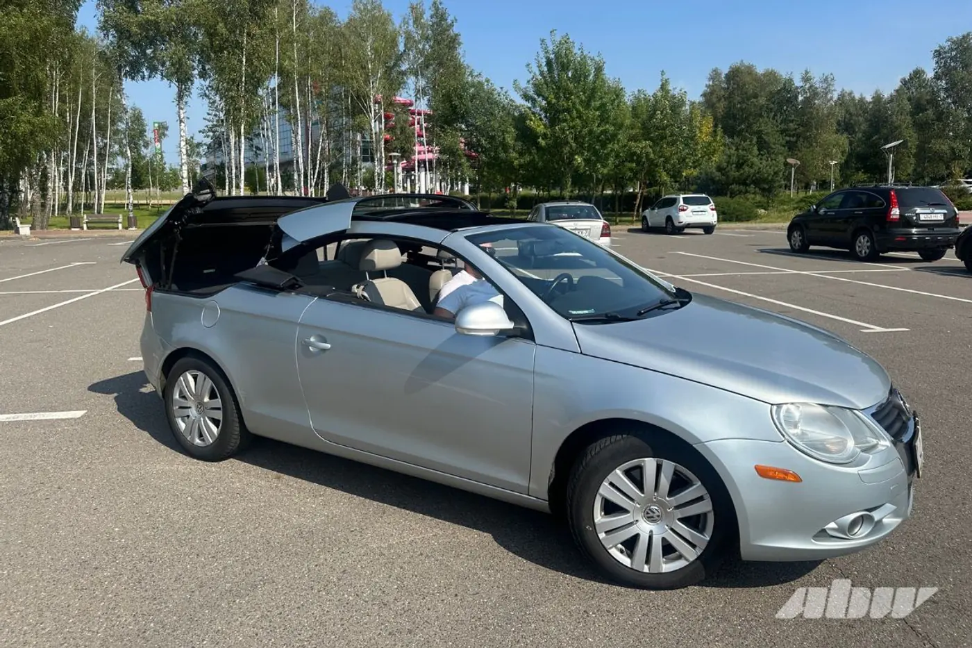 «Она рассчитана на комфорт водителя»: мнение владельца кабриолета Volkswagen Eos