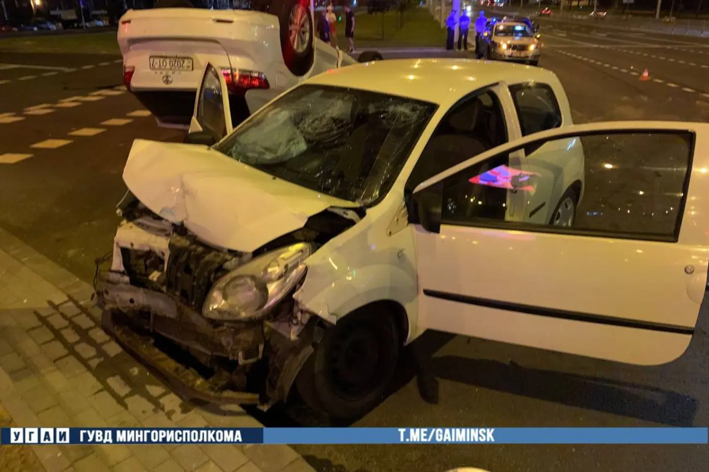 В Минске столкнулись Toyota и Renault – один автомобиль на крыше