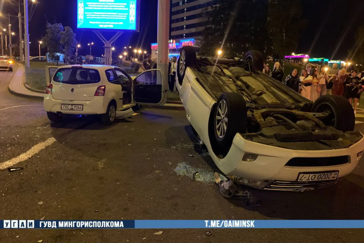 В Минске столкнулись Toyota и Renault – один автомобиль на крыше