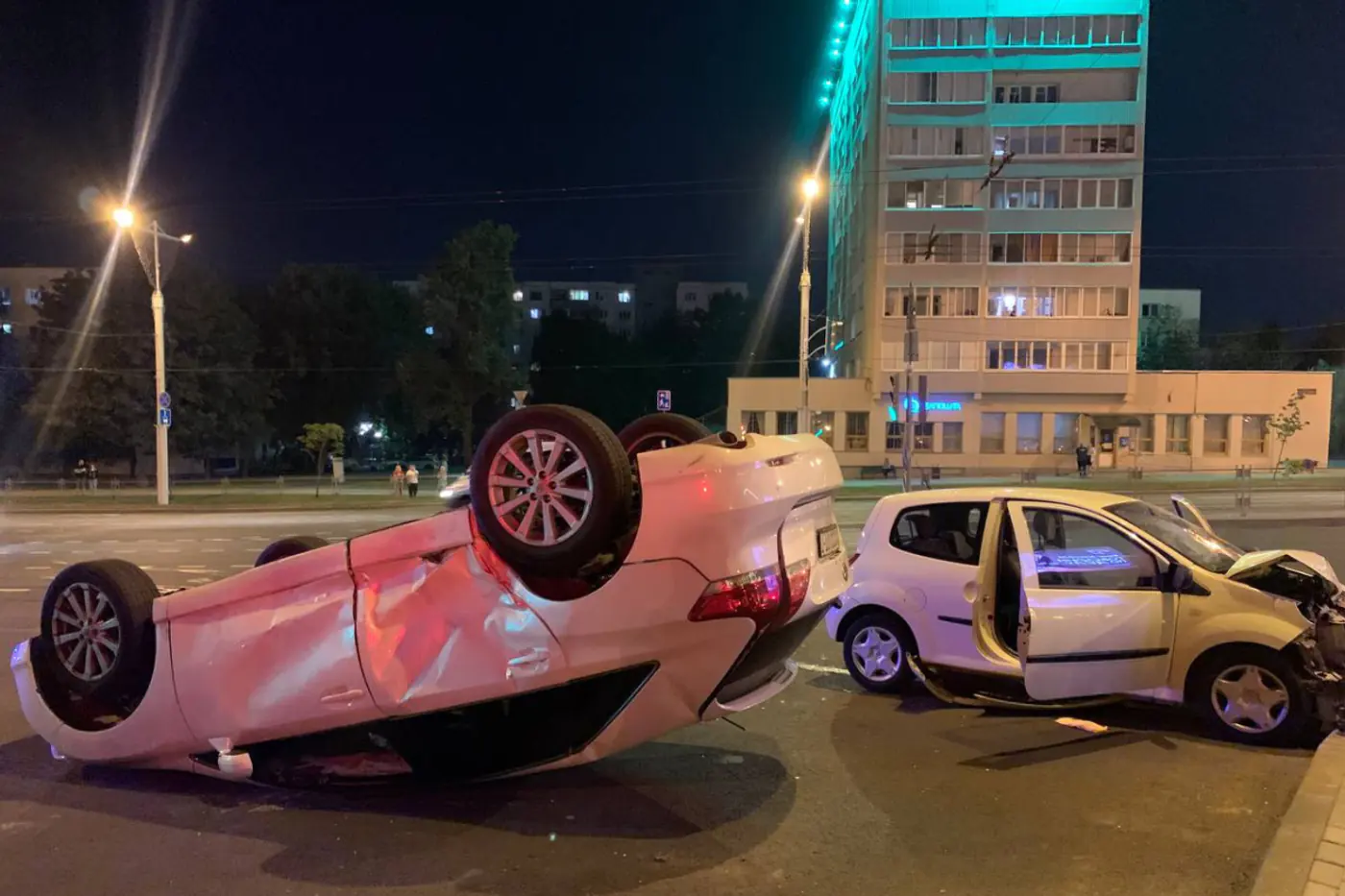 В Минске столкнулись Toyota и Renault – один автомобиль на крыше