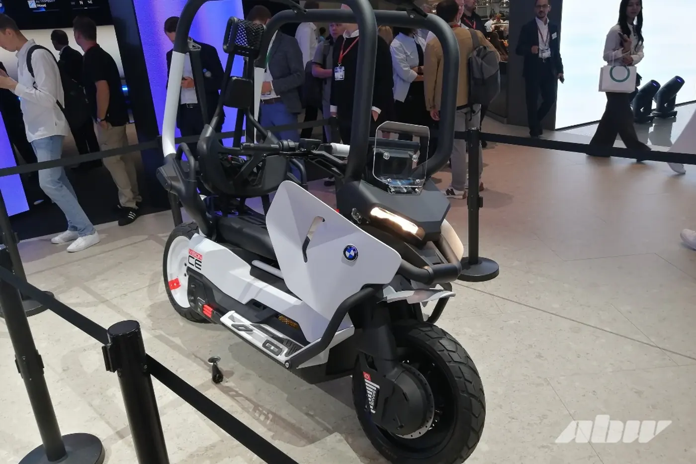 И с крышей над головой: BMW представила электроскутер будущего Vision CE