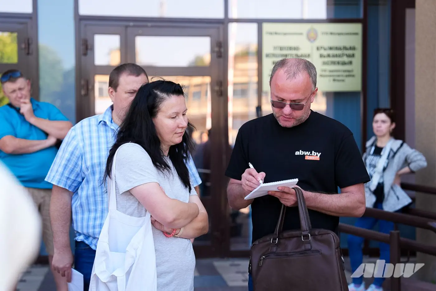Как десятки автовладельцев остались и без машин, и без денег. Наше расследование