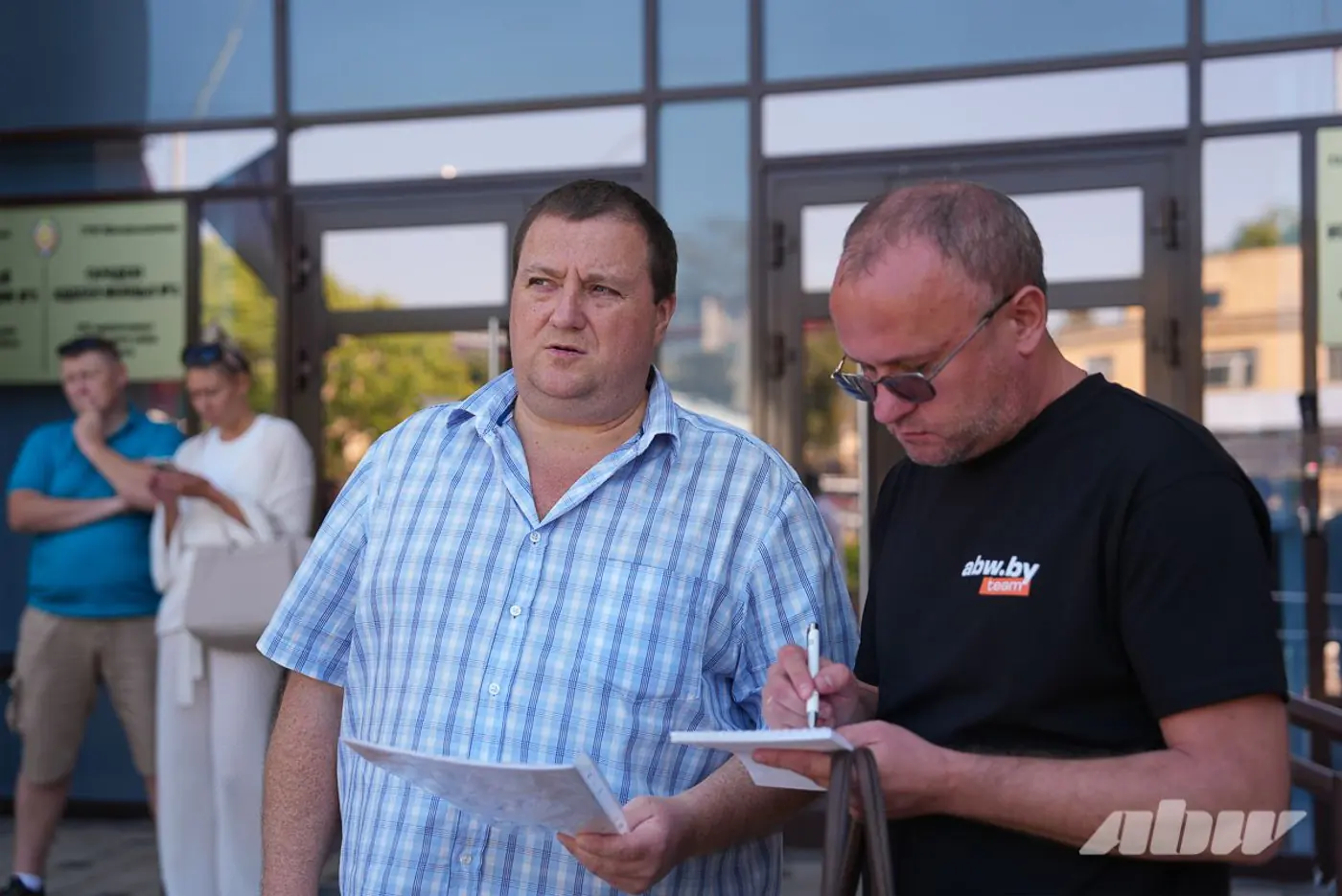 Как десятки автовладельцев остались и без машин, и без денег. Наше расследование
