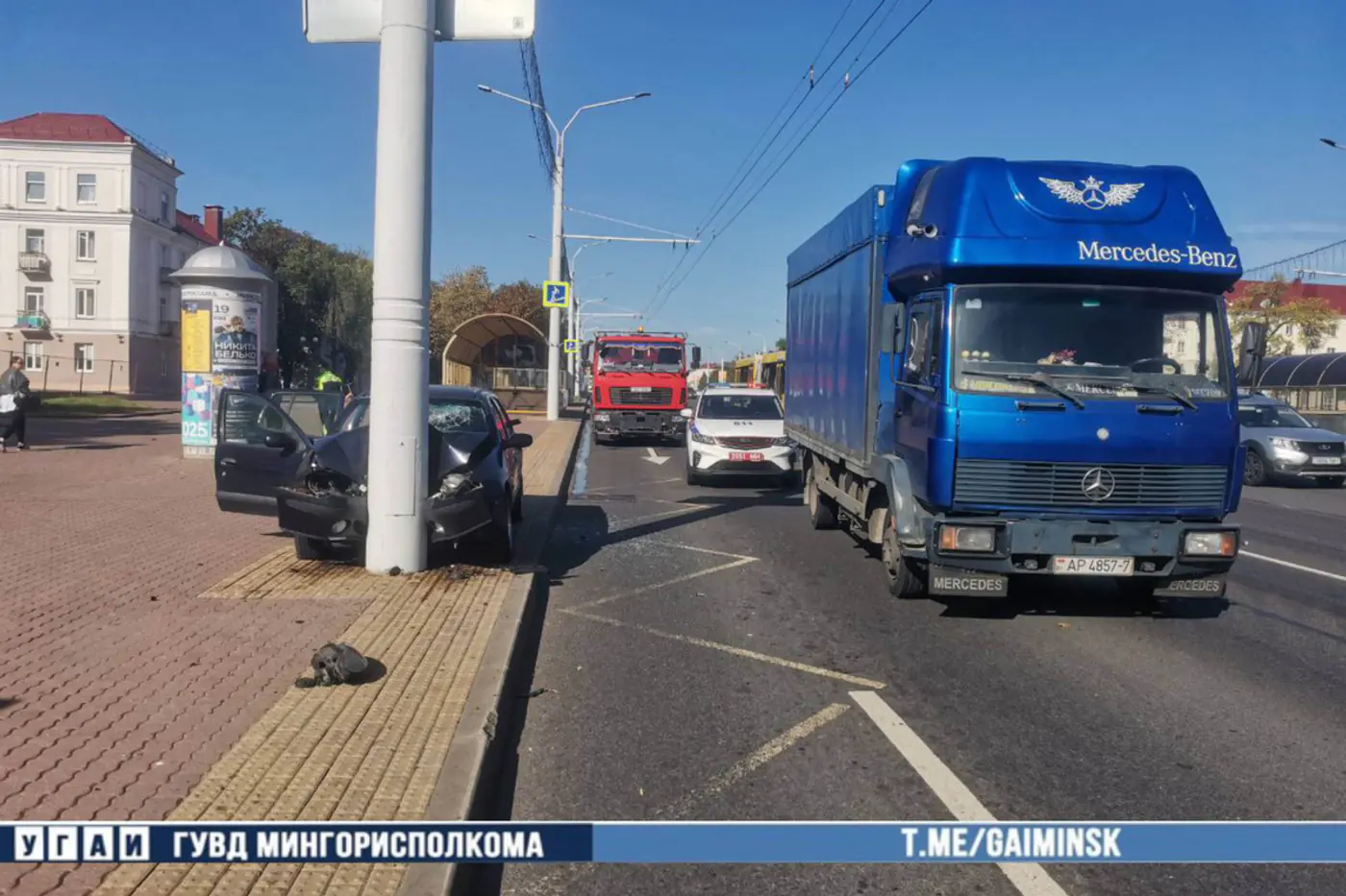 В Минске грузовик при перестроении спровоцировал ДТП: легковушка врезалась в столб, пострадали три человека