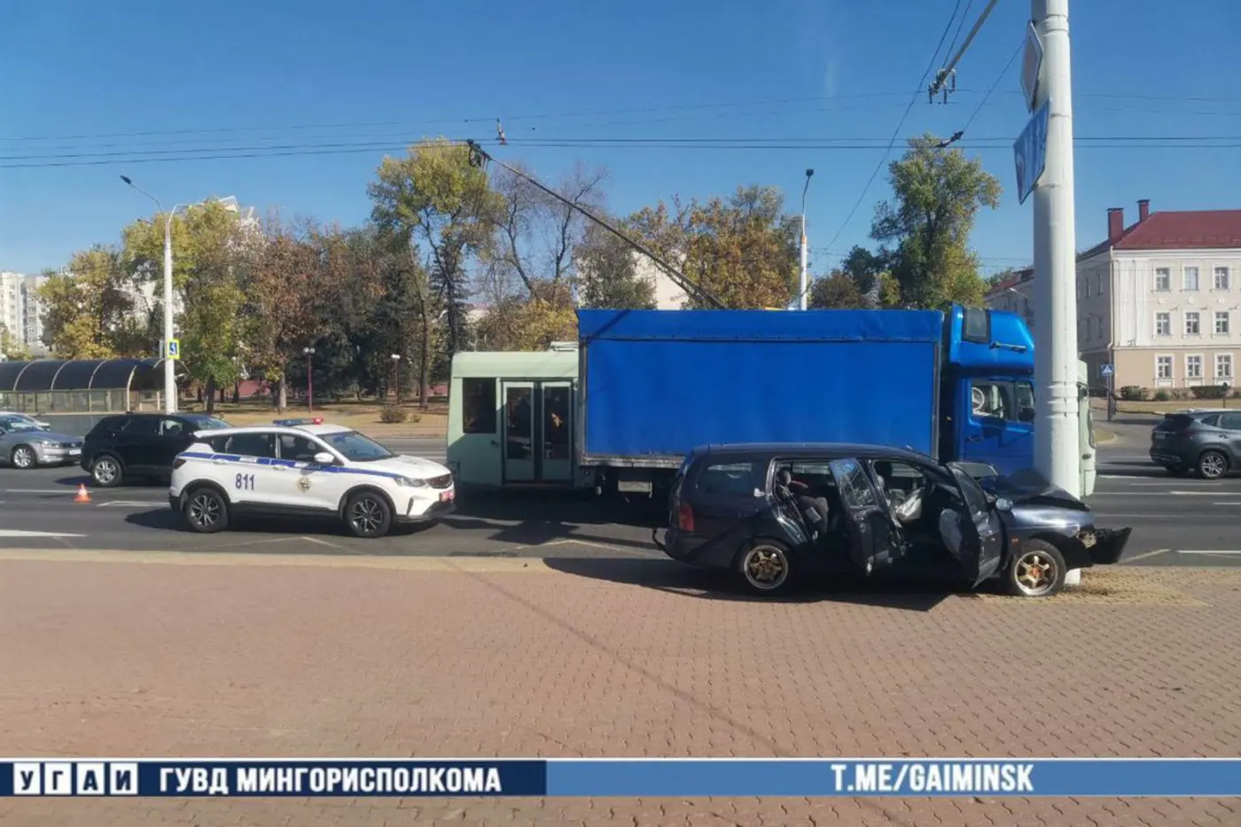 В Минске грузовик при перестроении спровоцировал ДТП: легковушка врезалась в столб, пострадали три человека