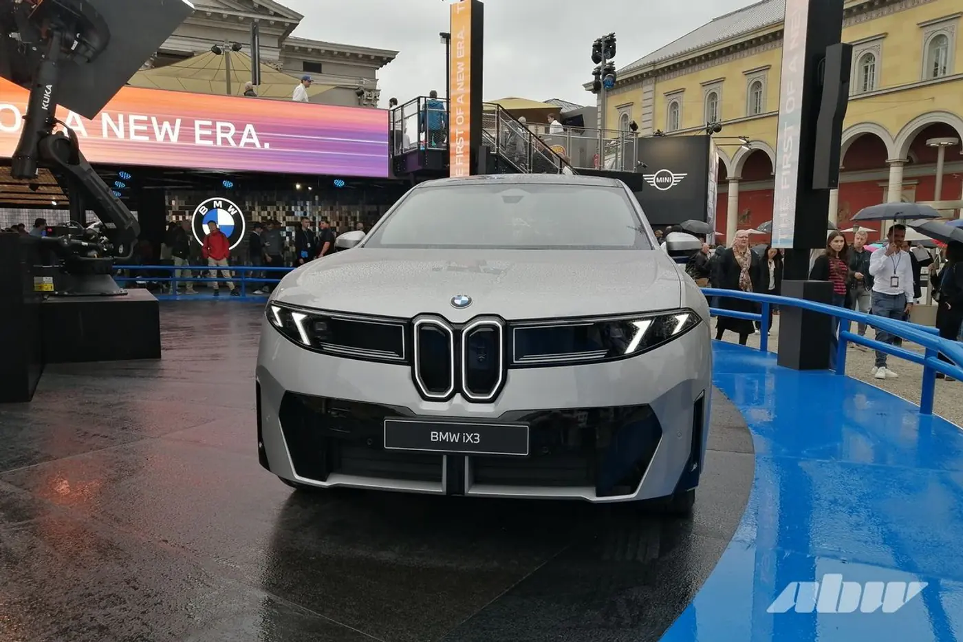 «Новый класс» с узкими «ноздрями»: знакомимся с новым кроссовером BMW iX3