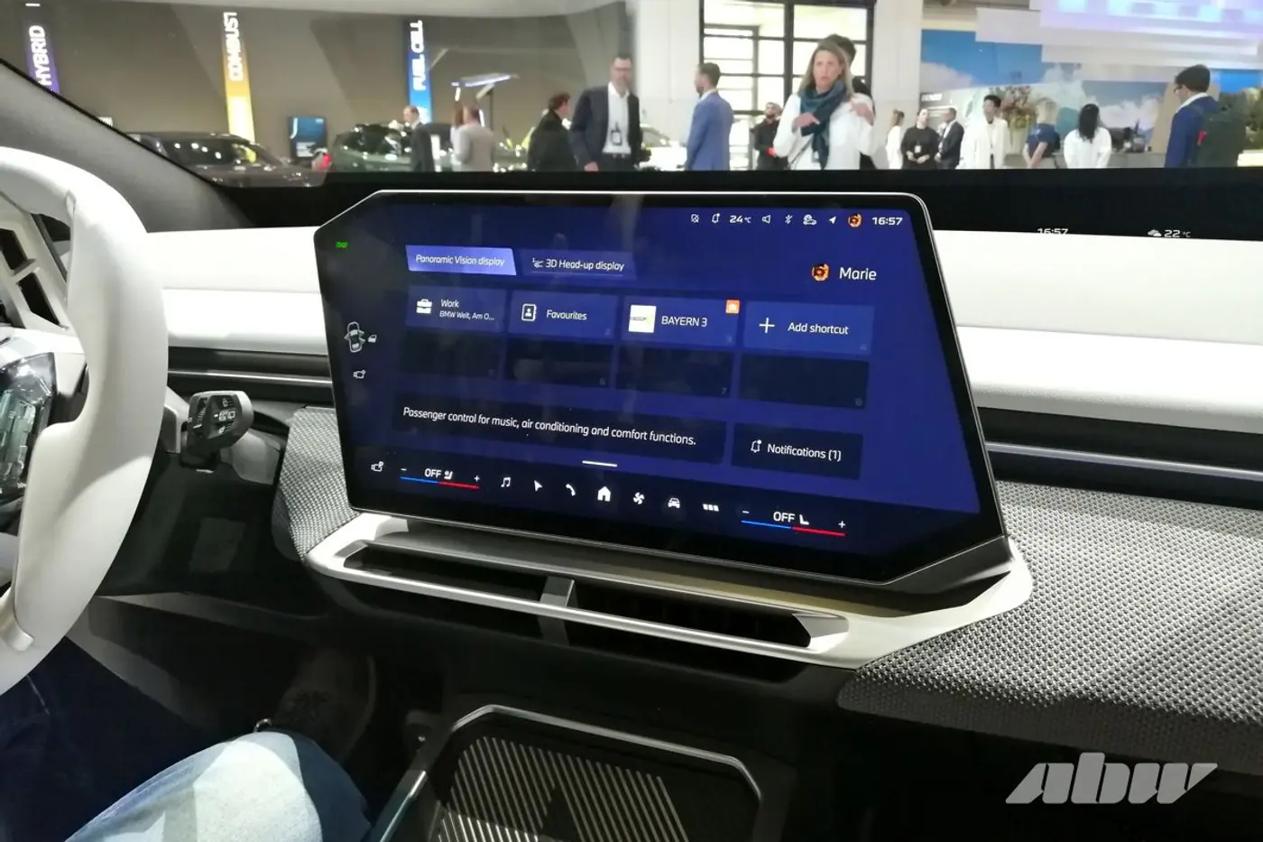 «Новый класс» с узкими «ноздрями»: знакомимся с новым кроссовером BMW iX3