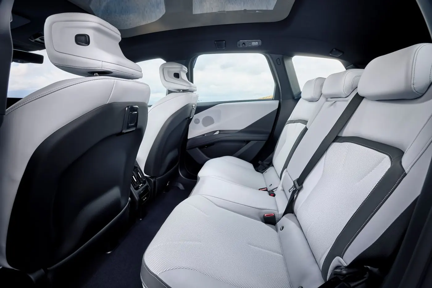 «Новый класс» с узкими «ноздрями»: знакомимся с новым кроссовером BMW iX3