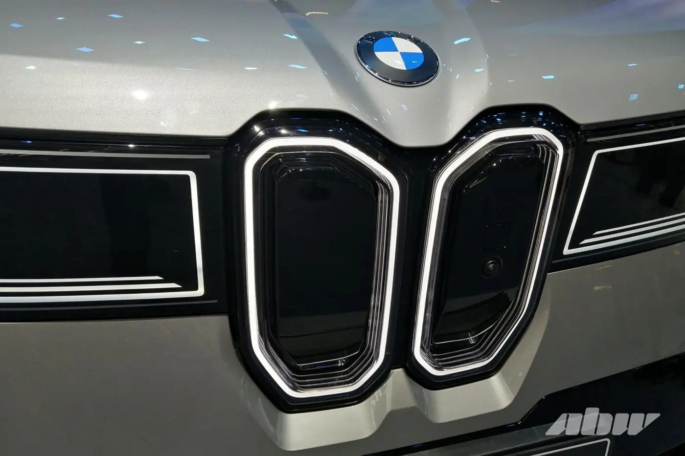 «Новый класс» с узкими «ноздрями»: знакомимся с новым кроссовером BMW iX3