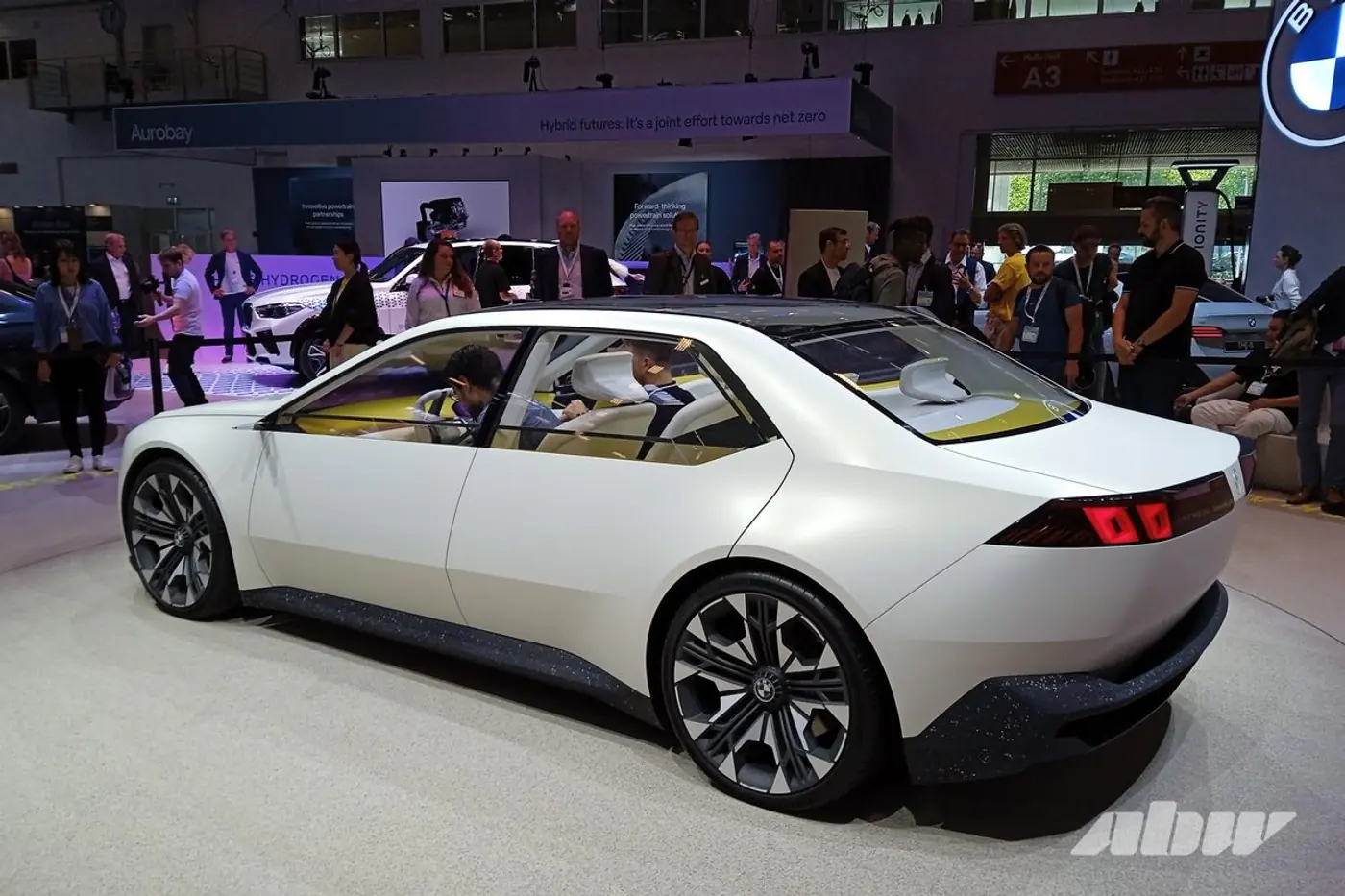 «Новый класс» с узкими «ноздрями»: знакомимся с новым кроссовером BMW iX3
