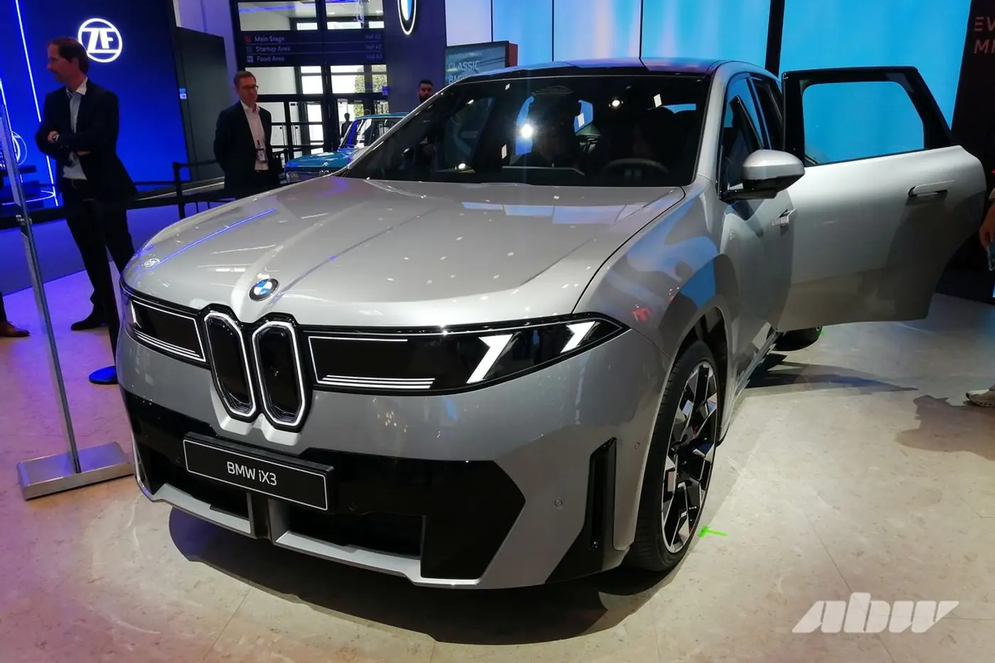 «Новый класс» с узкими «ноздрями»: знакомимся с новым кроссовером BMW iX3