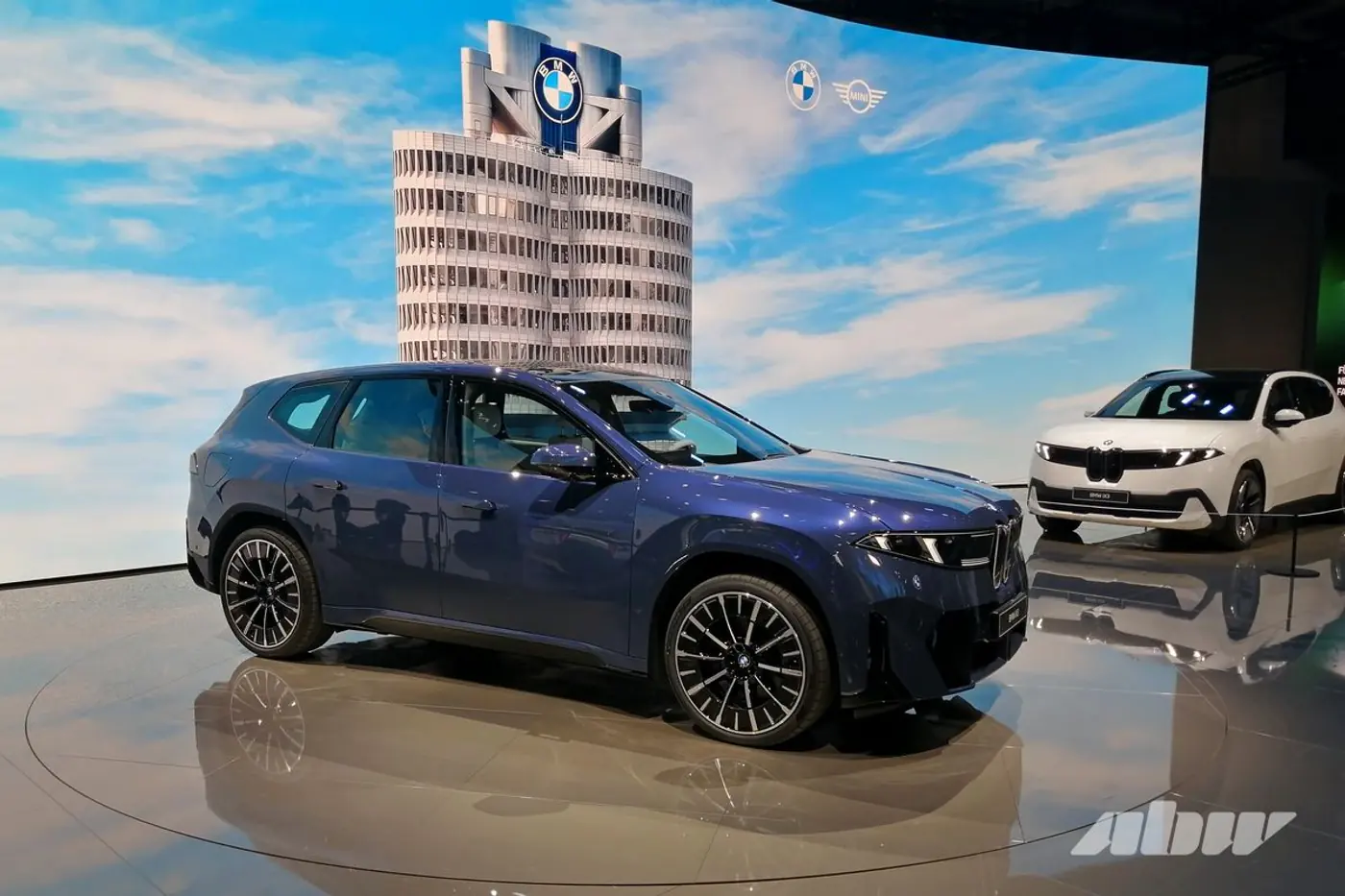 «Новый класс» с узкими «ноздрями»: знакомимся с новым кроссовером BMW iX3