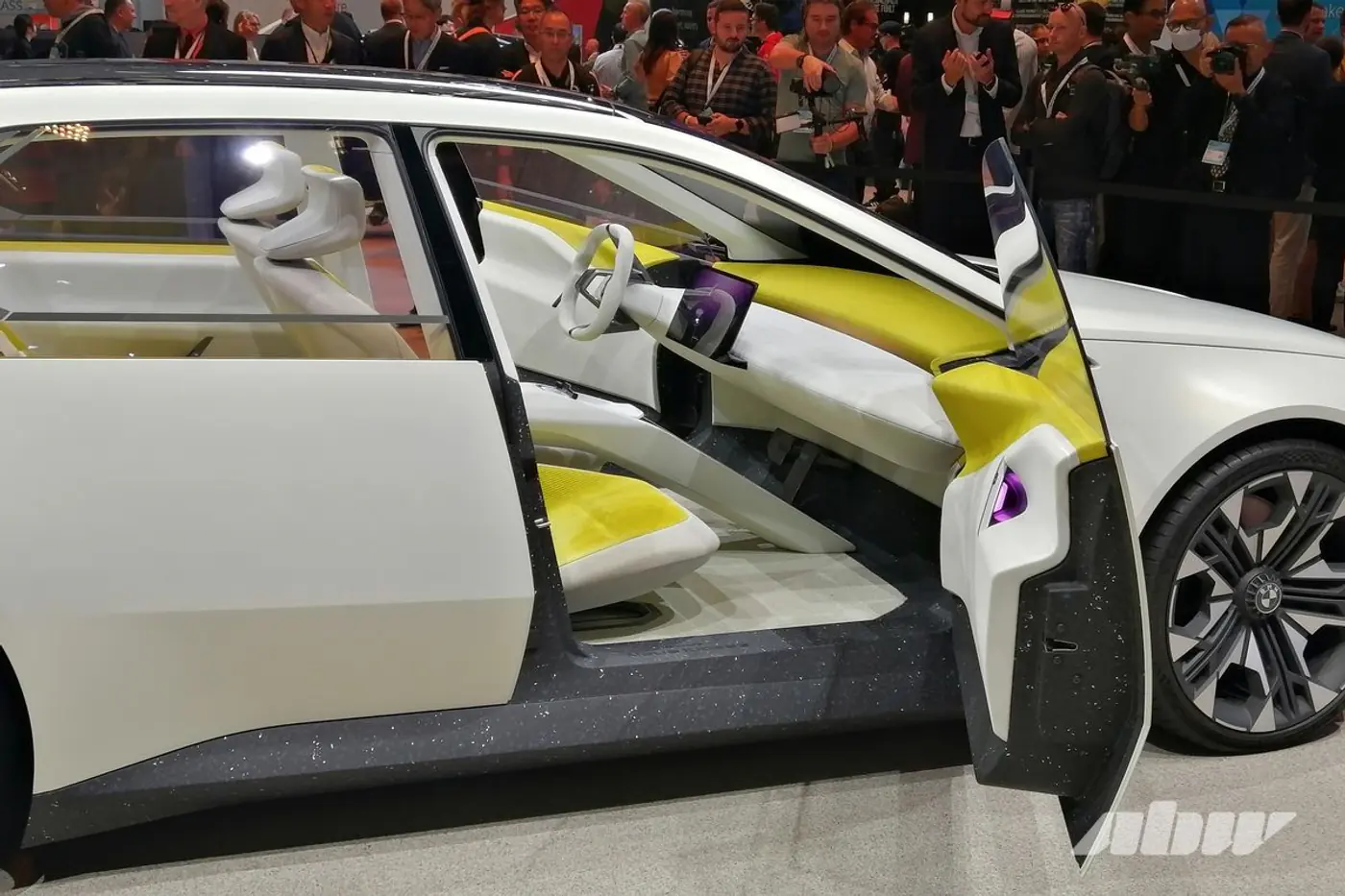 «Новый класс» с узкими «ноздрями»: знакомимся с новым кроссовером BMW iX3