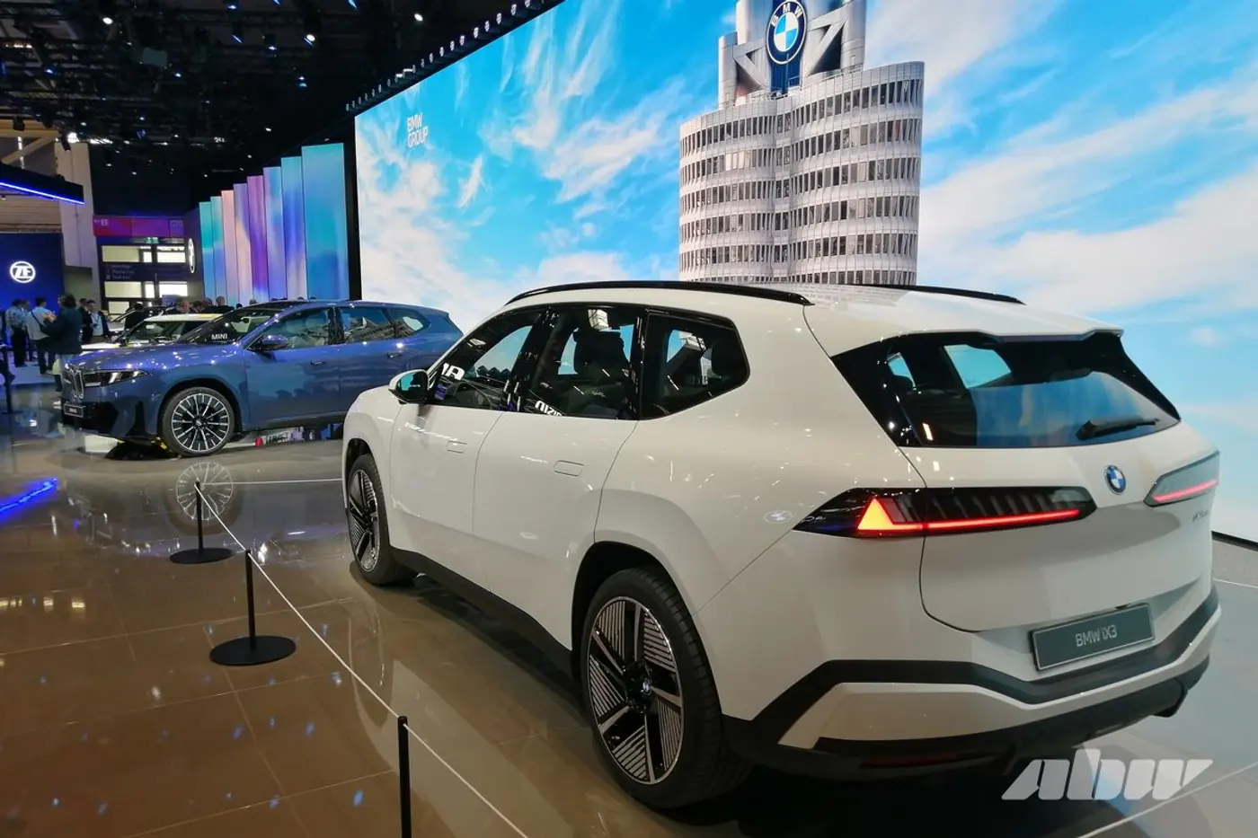 «Новый класс» с узкими «ноздрями»: знакомимся с новым кроссовером BMW iX3
