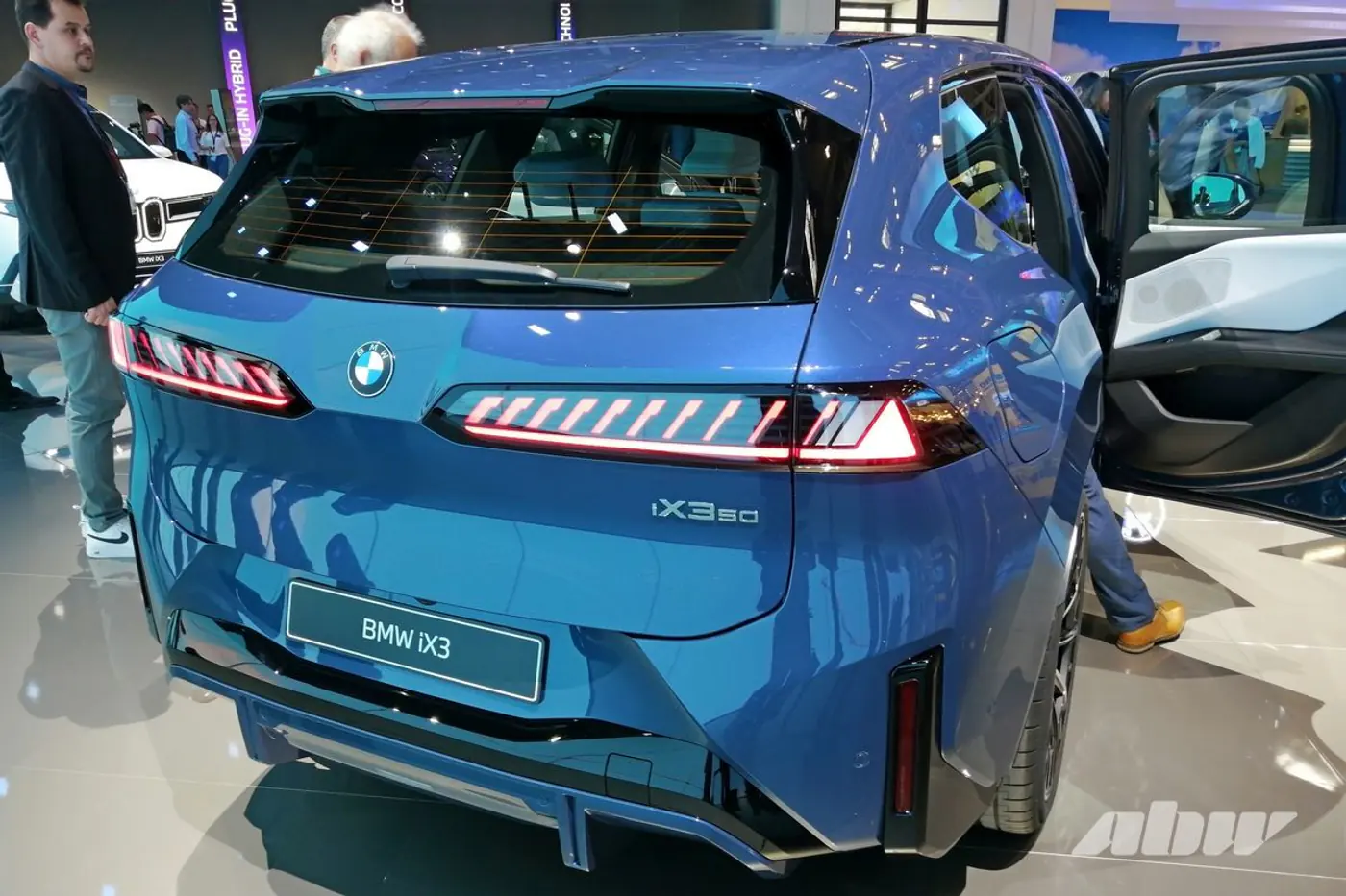 «Новый класс» с узкими «ноздрями»: знакомимся с новым кроссовером BMW iX3