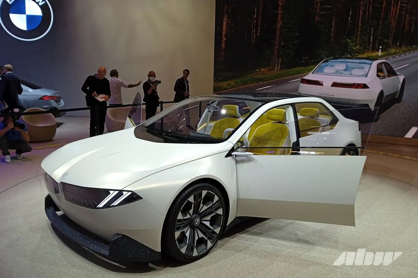 «Новый класс» с узкими «ноздрями»: знакомимся с новым кроссовером BMW iX3