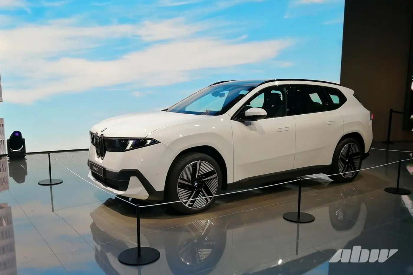 «Новый класс» с узкими «ноздрями»: знакомимся с новым кроссовером BMW iX3