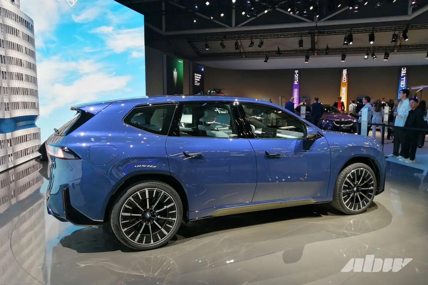 «Новый класс» с узкими «ноздрями»: знакомимся с новым кроссовером BMW iX3
