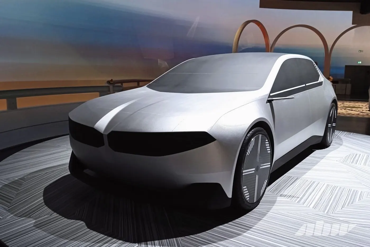 «Новый класс» с узкими «ноздрями»: знакомимся с новым кроссовером BMW iX3