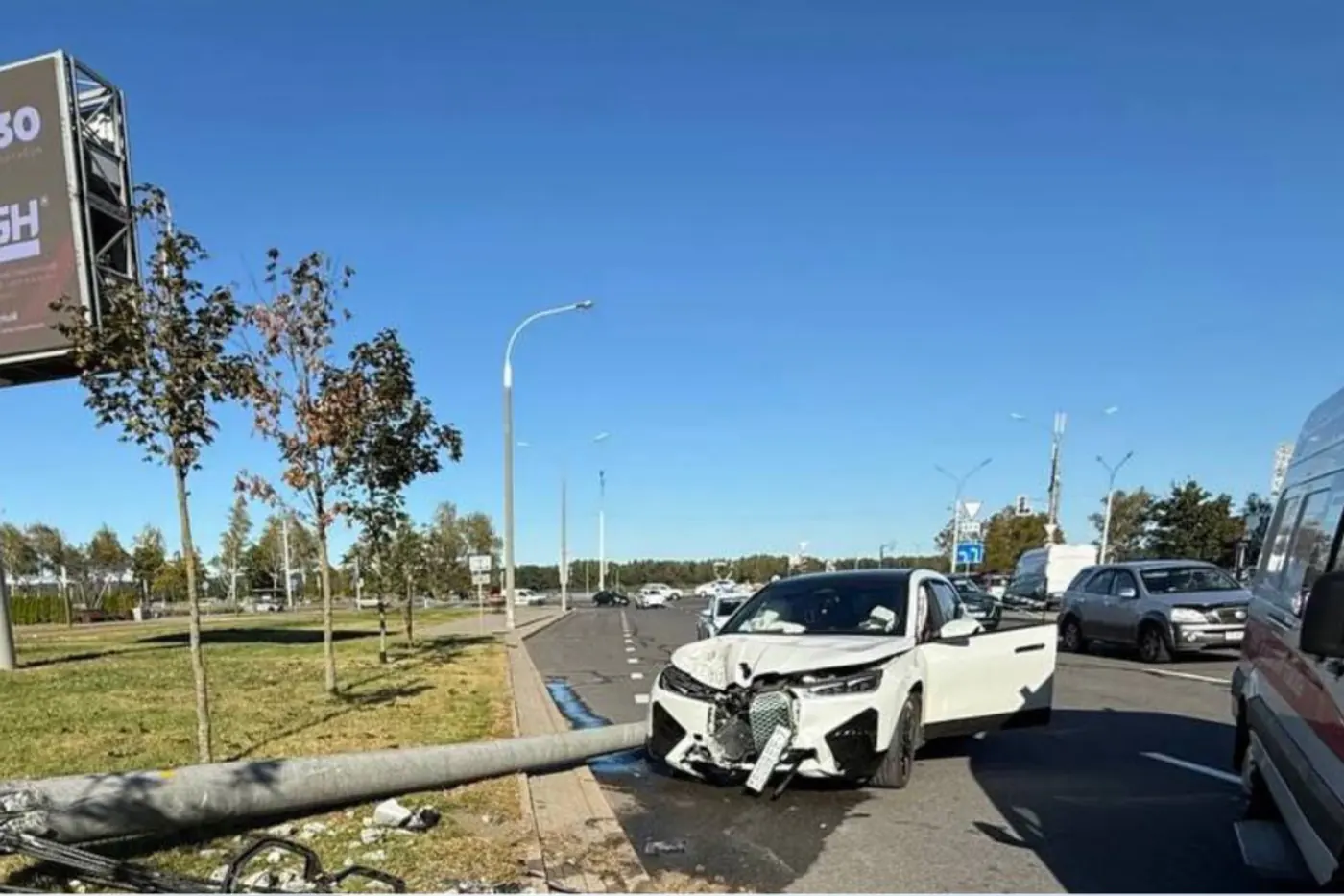 BMW влетел в фонарный столб в Минске: видео