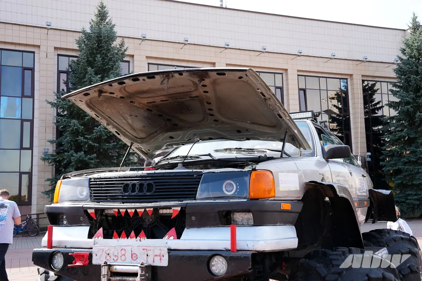 Монстр-трак по-белорусски: Audi 100 с двигателем V8 и колесами от ЗИЛ