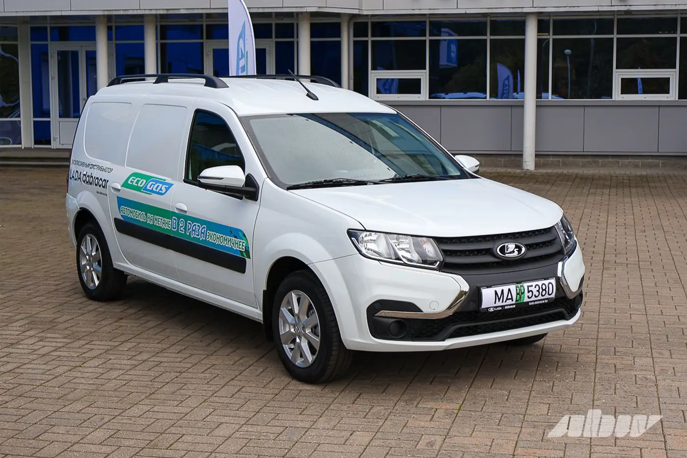 Теперь с заводским метаном: в Беларуси представили LADA Largus CNG и рассказали о перспективах газовых заправок