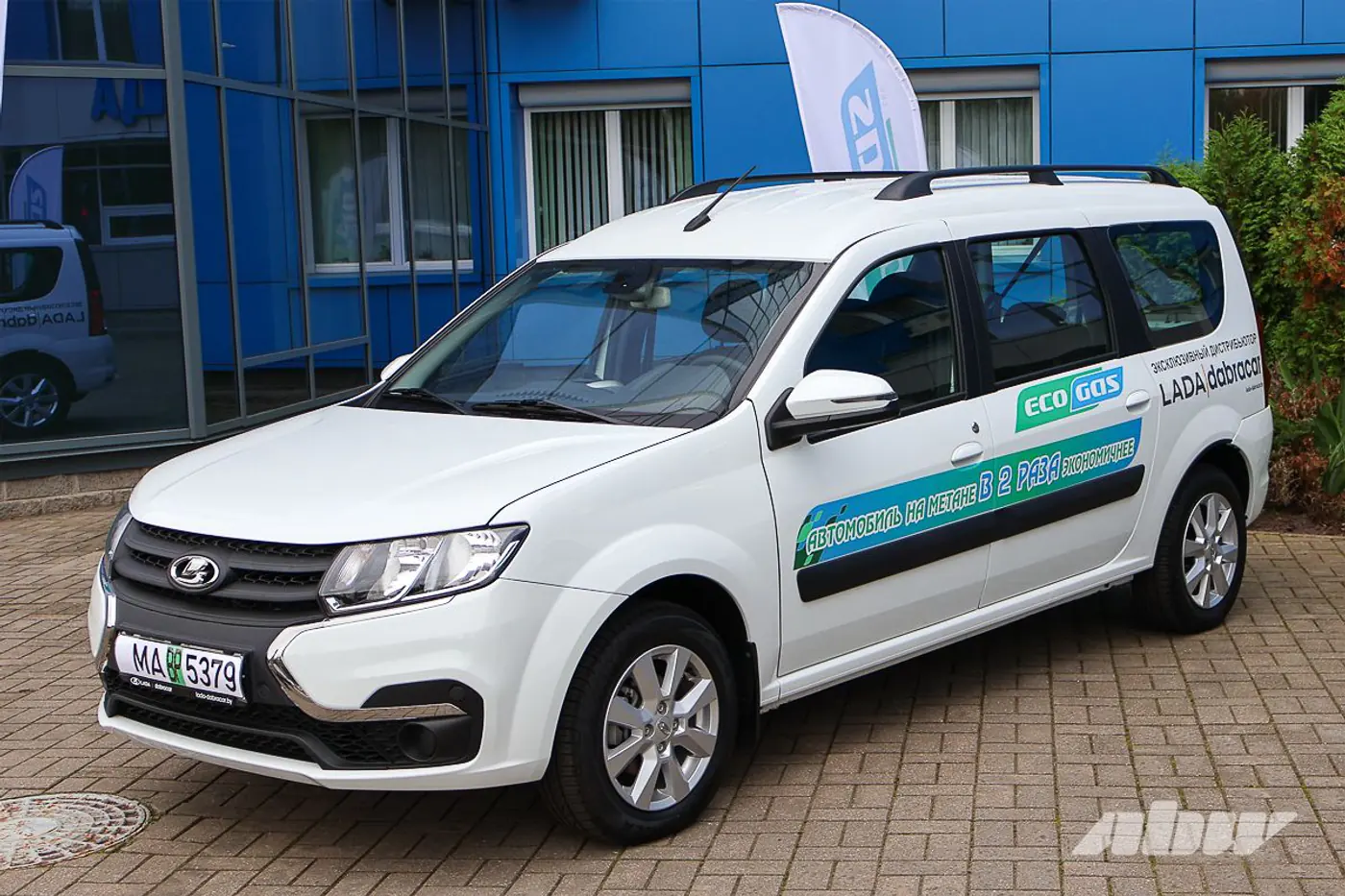 Теперь с заводским метаном: в Беларуси представили LADA Largus CNG и рассказали о перспективах газовых заправок