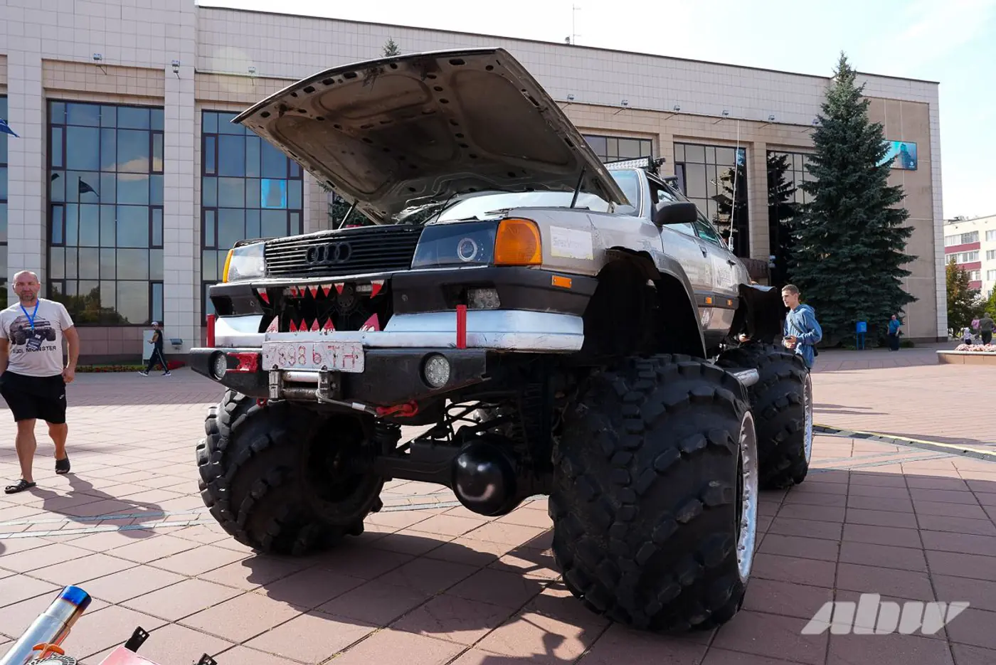 Монстр-трак по-белорусски: Audi 100 с двигателем V8 и колесами от ЗИЛ