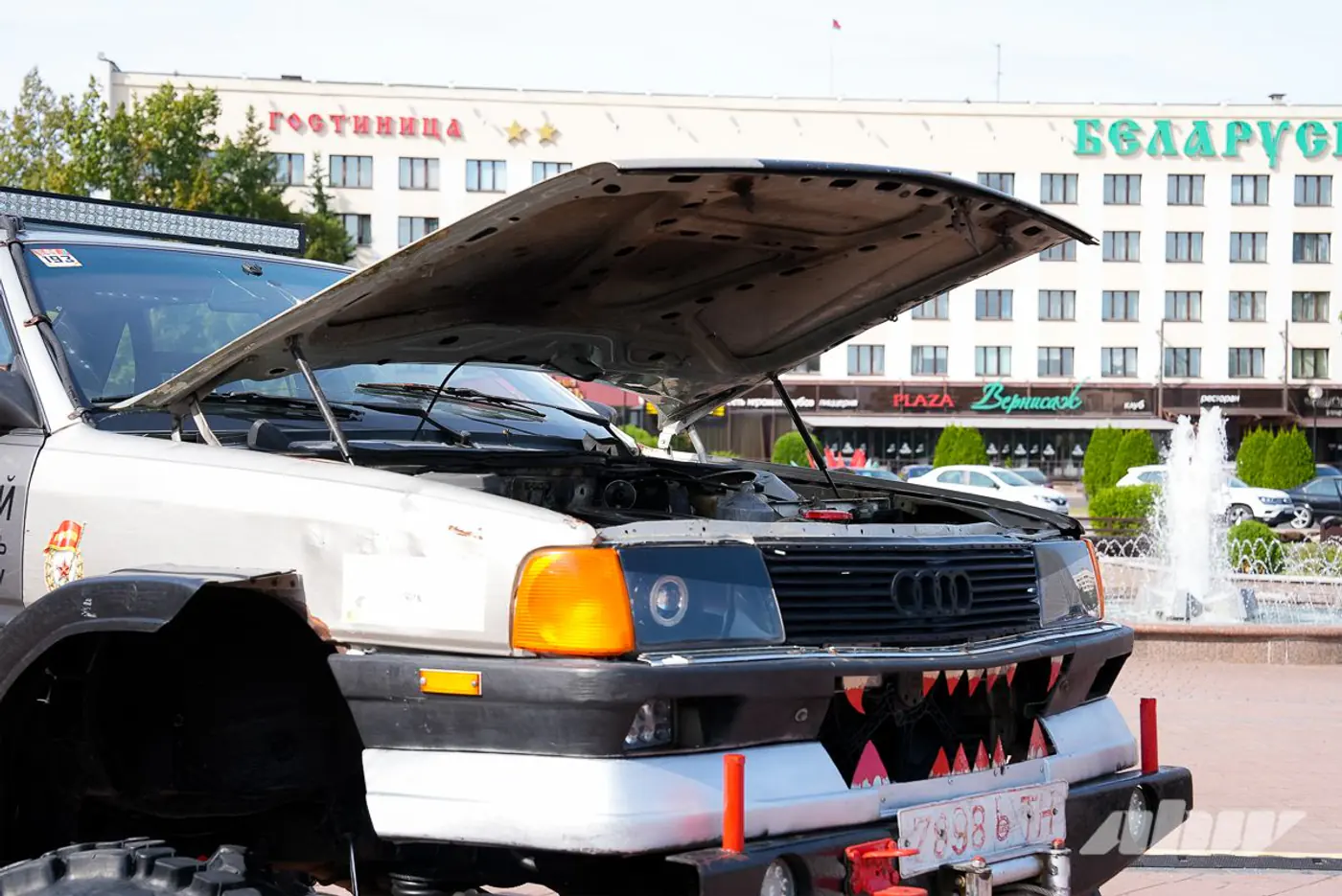 Монстр-трак по-белорусски: Audi 100 с двигателем V8 и колесами от ЗИЛ