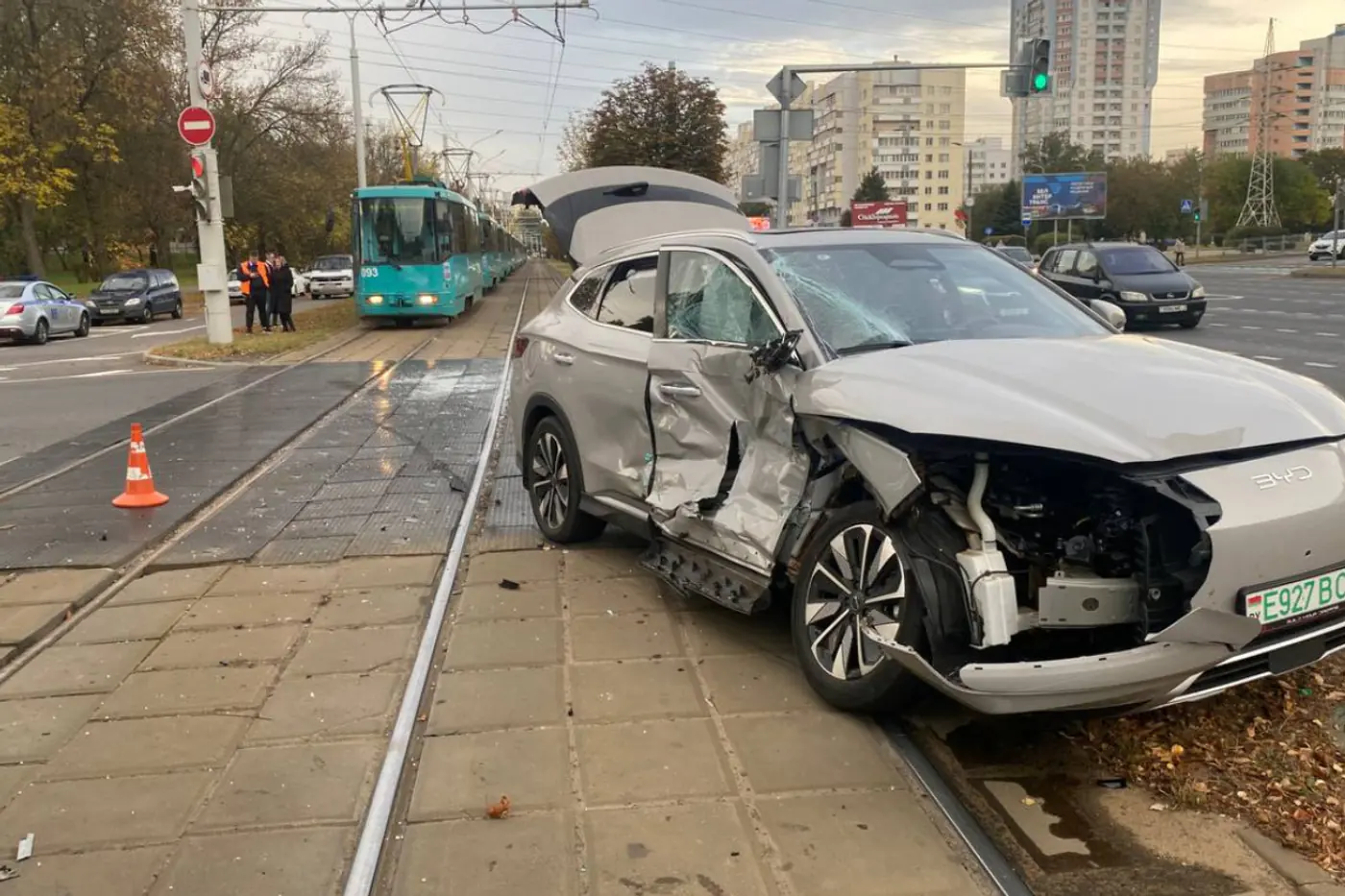 Трамвай протаранил BYD на оживленном перекрестке Минска