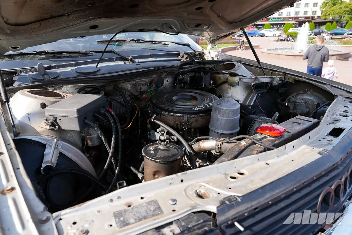 Монстр-трак по-белорусски: Audi 100 с двигателем V8 и колесами от ЗИЛ