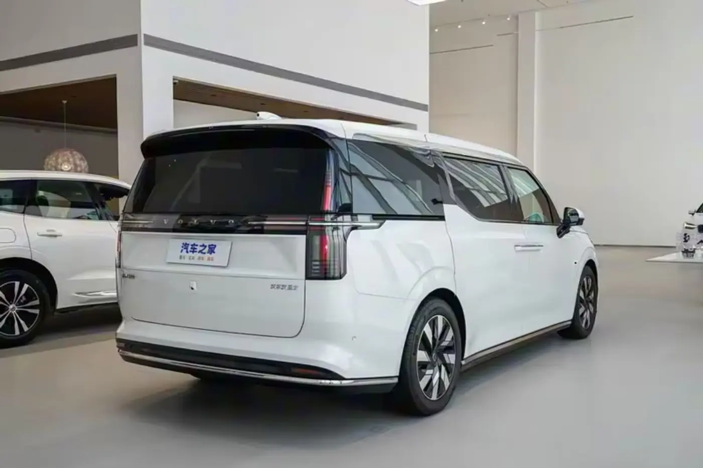 Volvo меняет планы: электрический EM90 станет гибридом