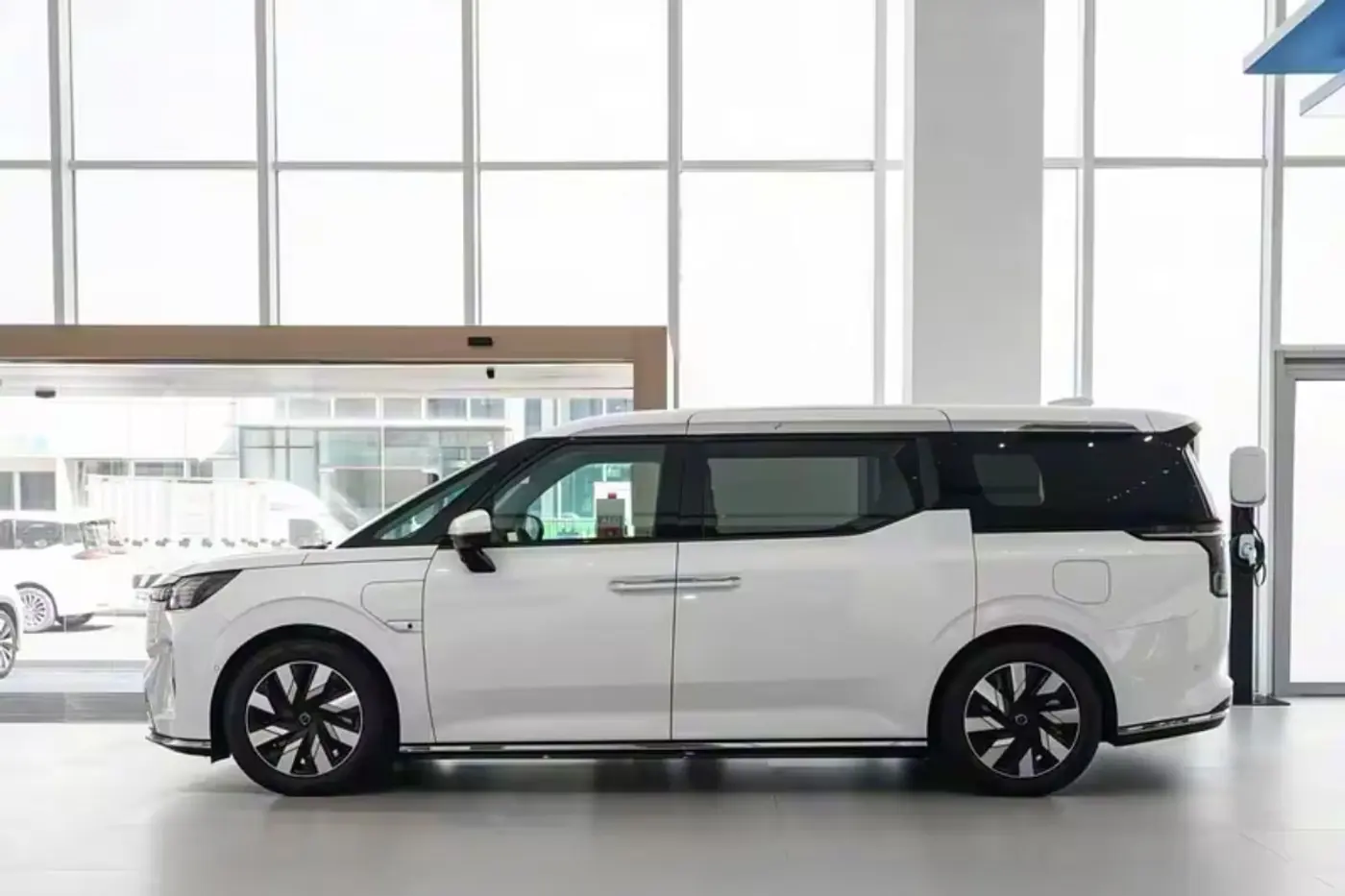Volvo меняет планы: электрический EM90 станет гибридом
