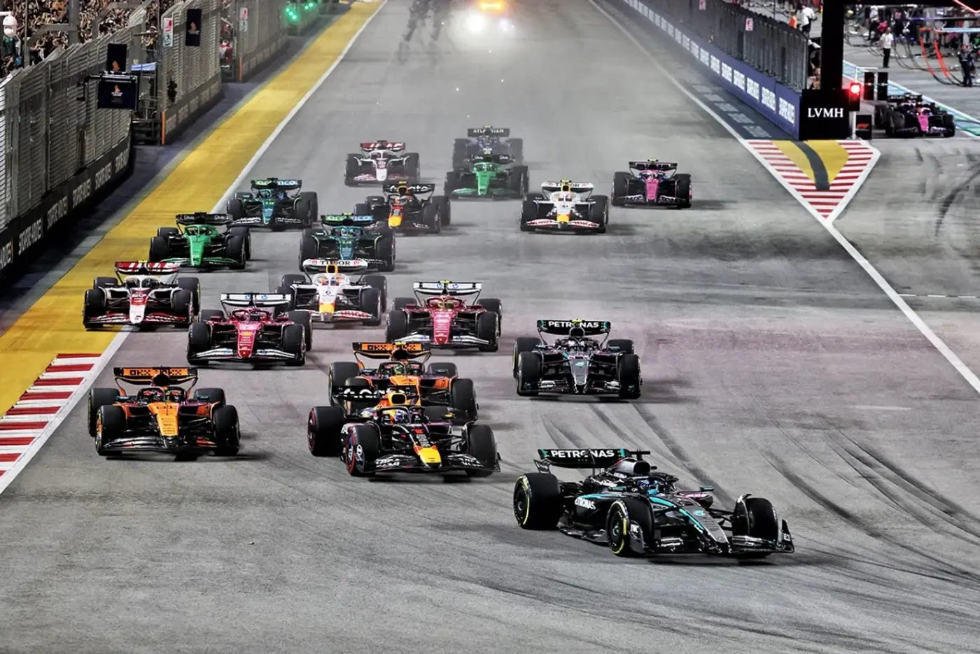 Гран-при Сингапура: победа Джорджа Рассела, но Кубок конструкторов – у McLaren
