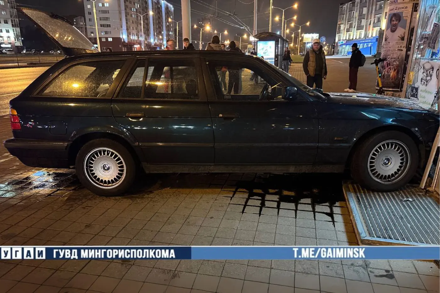 На Дзержинского BMW вылетел на тротуар – пострадала девушка