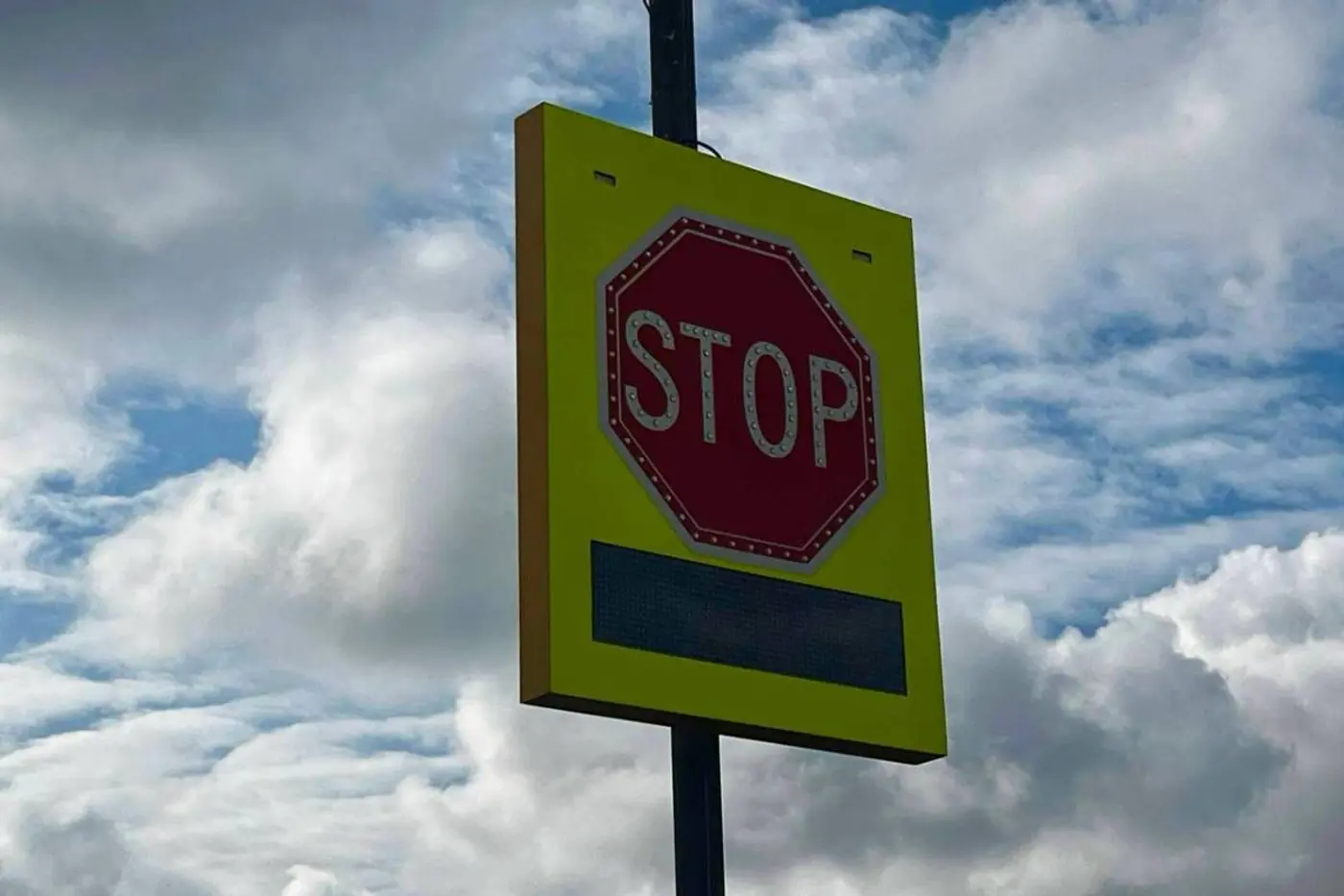 На трассе М10 установили умный знак STOP. Что он умеет?