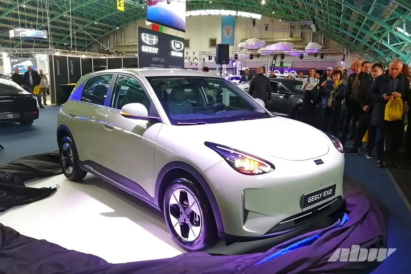 На «Моторшоу» представлен народный электромобиль Geely EX2. Сколько стоит?