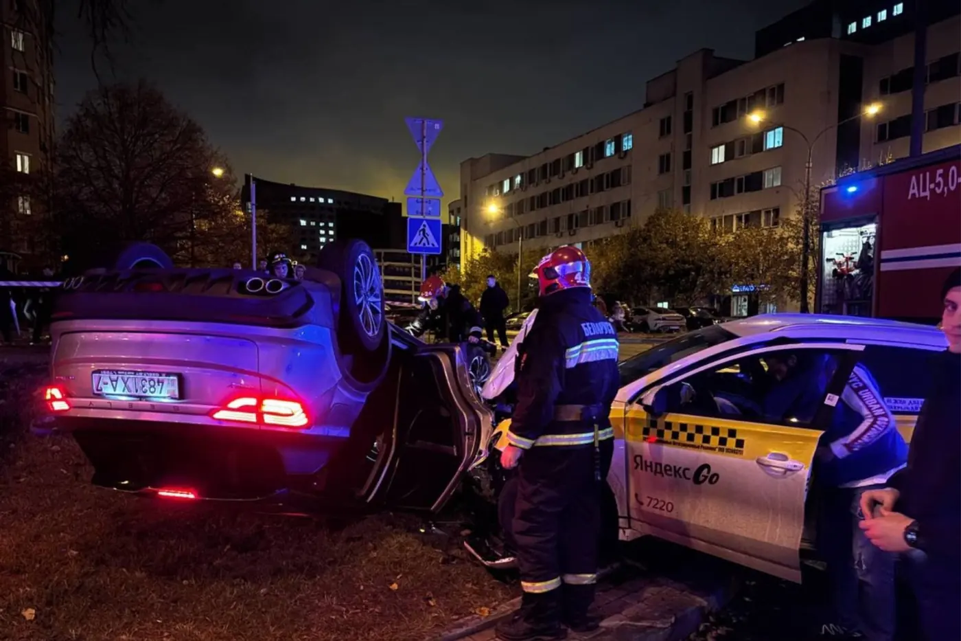 Повернула налево, вылетела с дороги и перевернулась – Geely врезалась в такси на перекрестке Беды в Минске