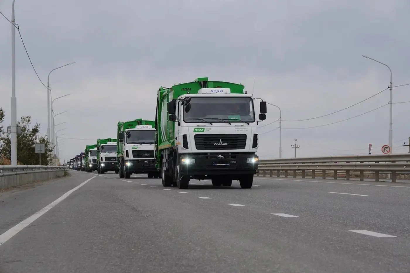 В Астрахань прибыли новые мусоровозы и ломовозы МАЗ