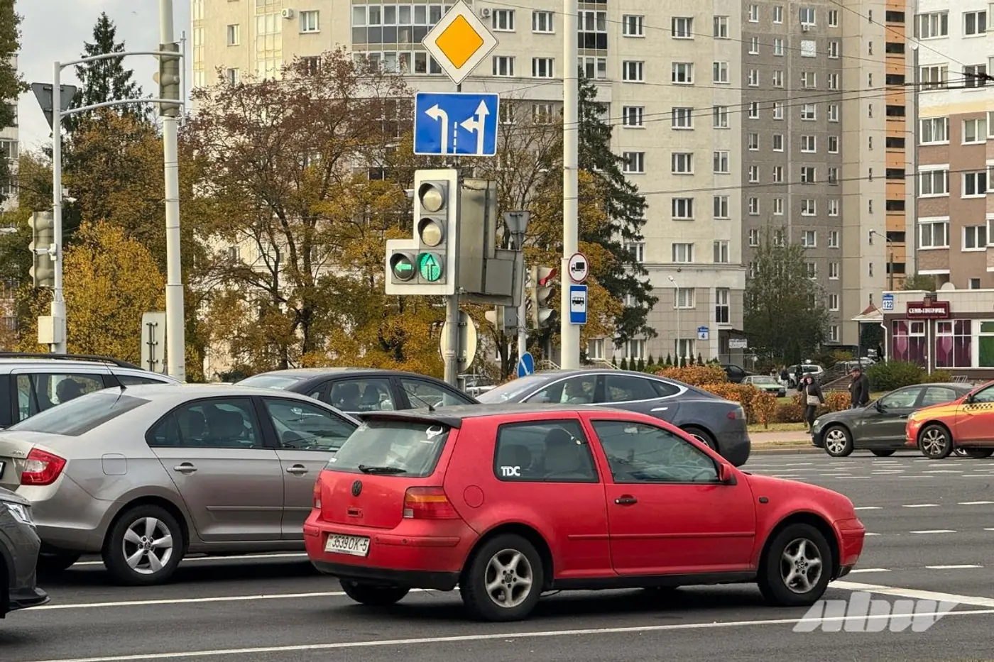 Перекресток на Малиновке: час пик, нервы и систематический проезд на красный