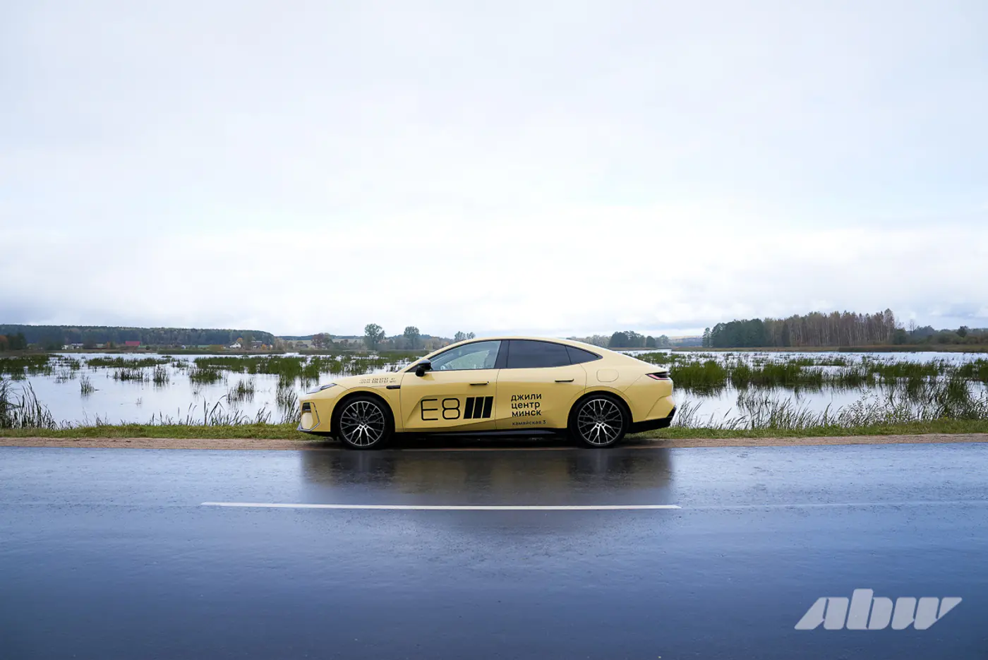 Geely E8 и тайны белорусских замков: осенний маршрут выходного дня
