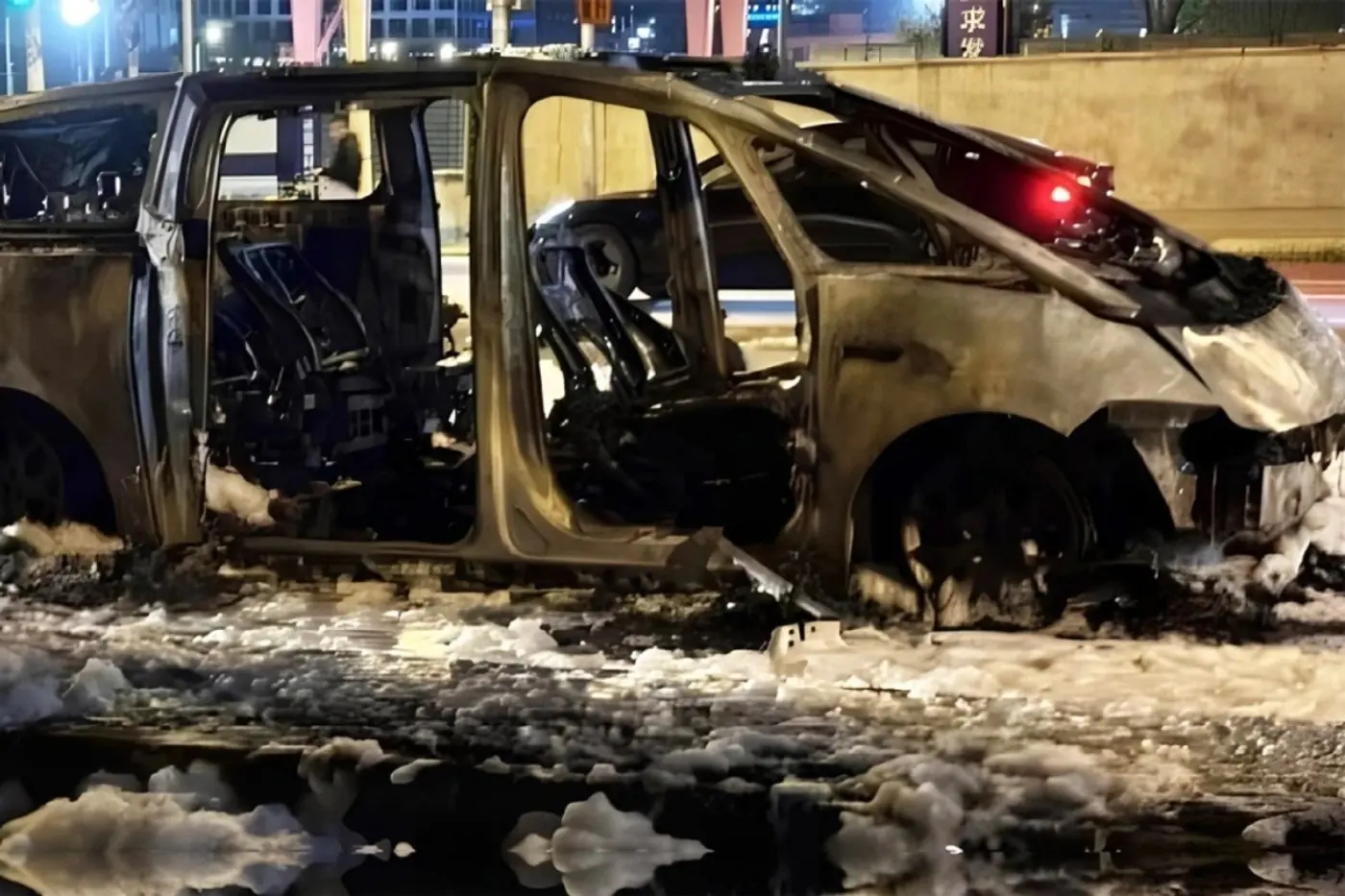 Без ДТП, но в огне – в Китае дотла выгорел электромобиль Li Auto Mega. Что стало причиной?