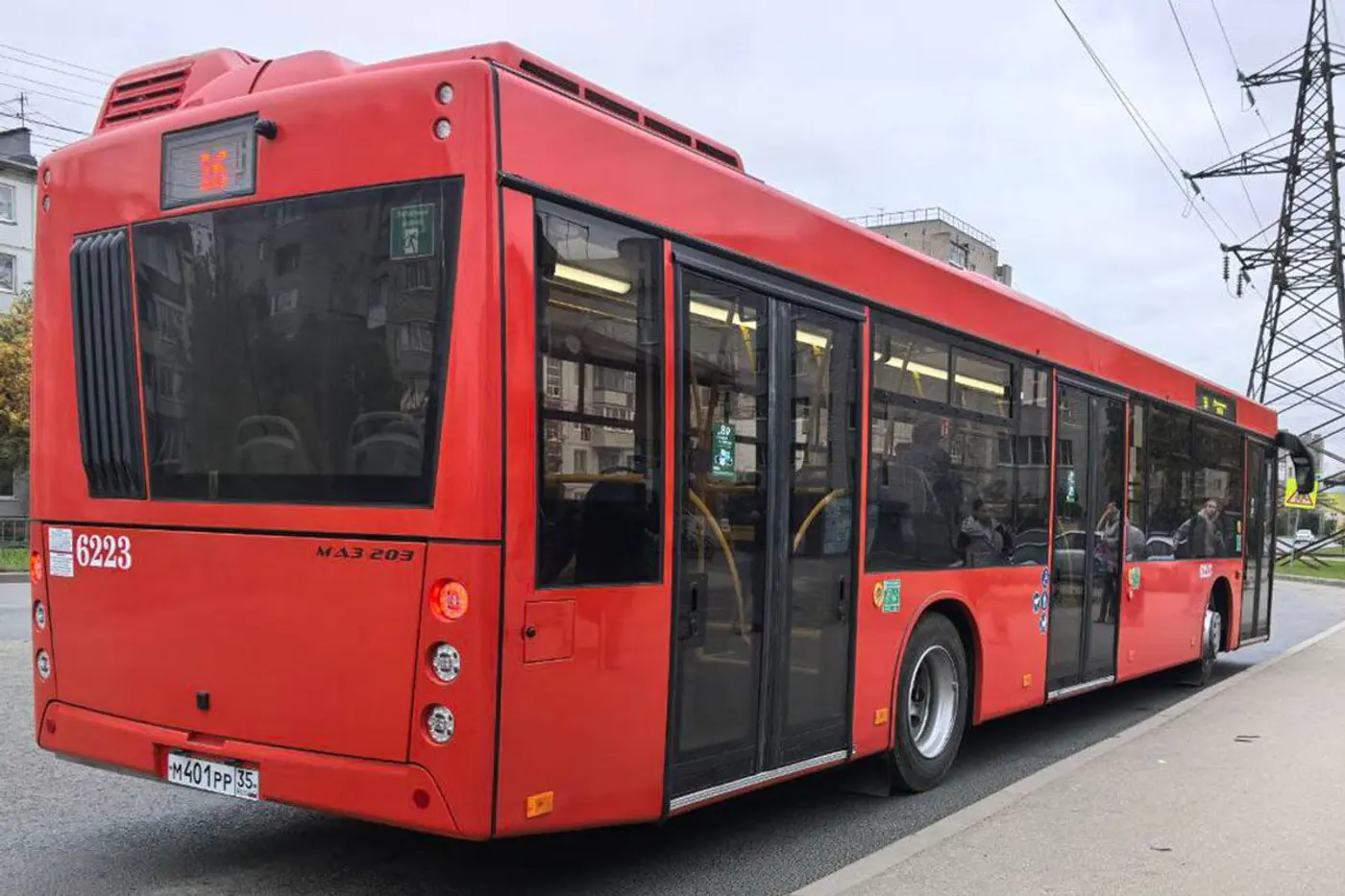 На улицы Вологды вышли красные автобусы МАЗ