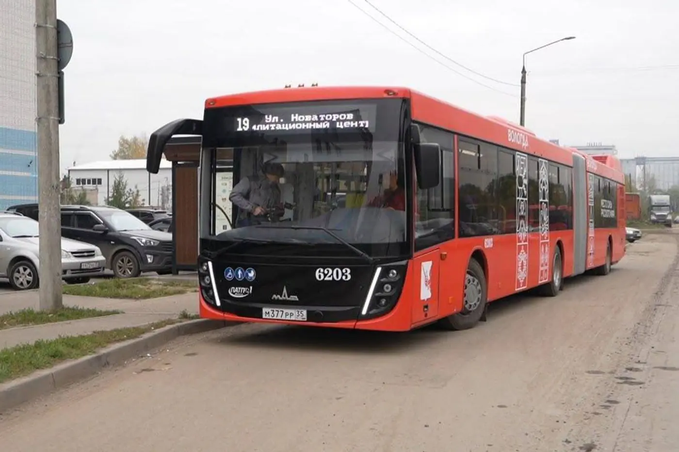 На улицы Вологды вышли красные автобусы МАЗ