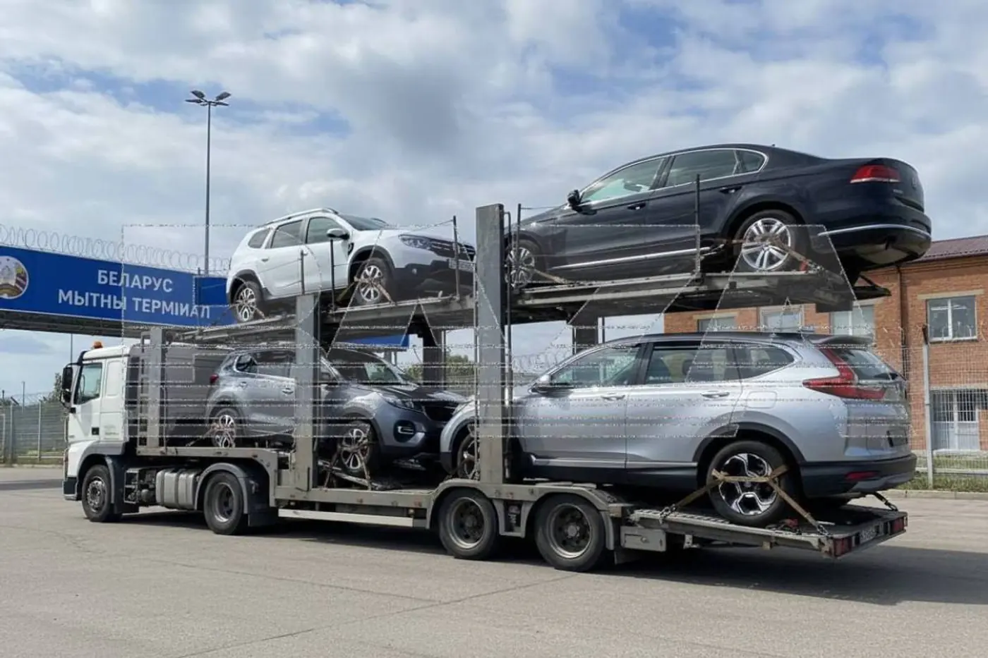 Покупатель автомобиля поверил нарисованным ИИ фото с таможни и потерял более $40 000