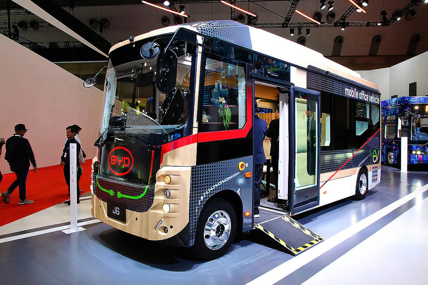 «Нулевой выброс» и безопасная мобильность: обзор новинок комтранса на Japan Mobility Show – 2025
