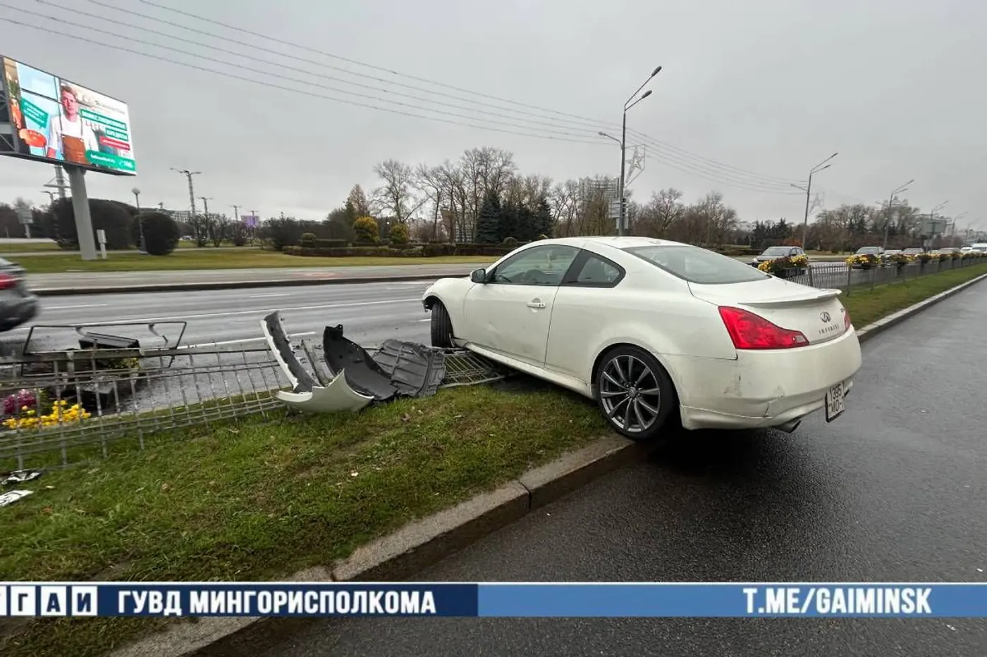 На проспекте Победителей Infiniti в заносе протаранил ограждение: видео