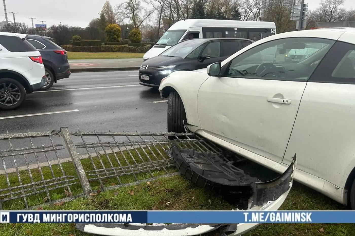 На проспекте Победителей Infiniti в заносе протаранил ограждение: видео