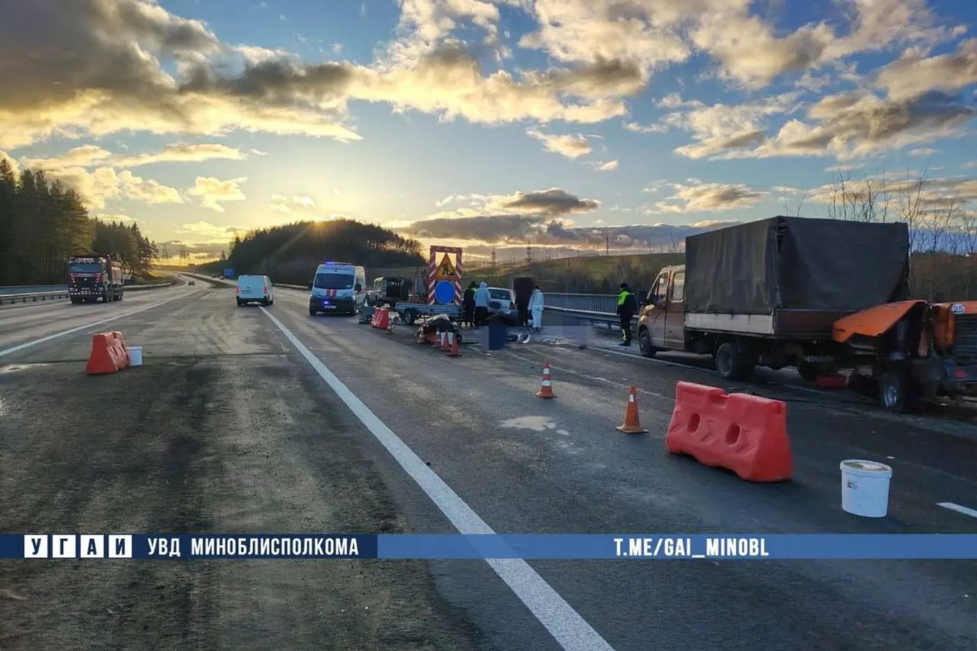 На трассе М3 водитель Ford врезался в автомобиль прикрытия и сбил дорожных рабочих